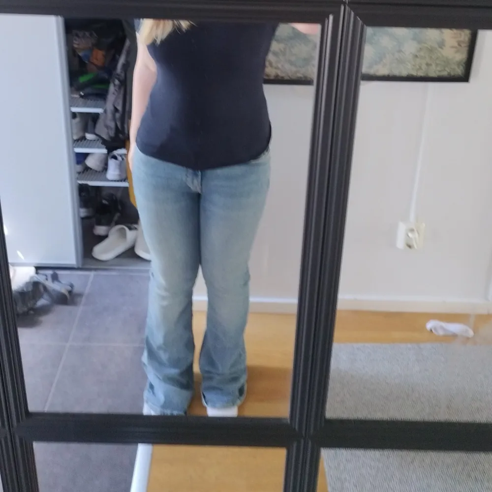 Säljer mina jeans från Gina Tricot pga att de är för stora. De är uppsydda så i längden passar de mig som är 155cm. Inga defekter! Köpta för 500!. Jeans & Byxor.