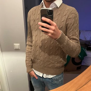 Ralph Lauren tröja - Säljer denna Ralph Lauren tröja, skick 9/10. Köpt för 1499kr. Storlek S men passar större då den är stretch. 