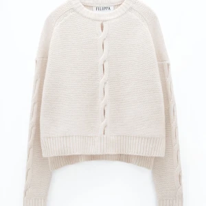 Filippa K tröja - Fin Filippa k tröja med coola detaljer. Skicket är bra! Har nån liten ljusgrå fläck men inget man tänker på. Storlek xs men tycker den är lite för tajt på mig som har xs. Lite osäker på om jag vill sälja så kollar intresse 