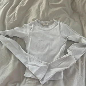 Vit långärmad ribbad tröja från A-DSGN  - Mycket bra skick. Skulle säga att den även passar er som har storlek S. 