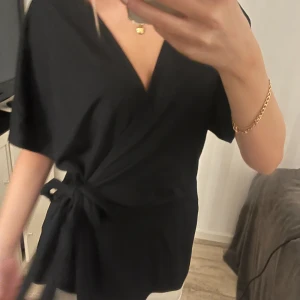 Omlott tröja/ tshirt - Frpn Gina tricot i storlek L men jag är en S och passar mig fint. Använd någon enstakad gånf men det är ej min stil så säljer den! Inga kånstigheter alls!