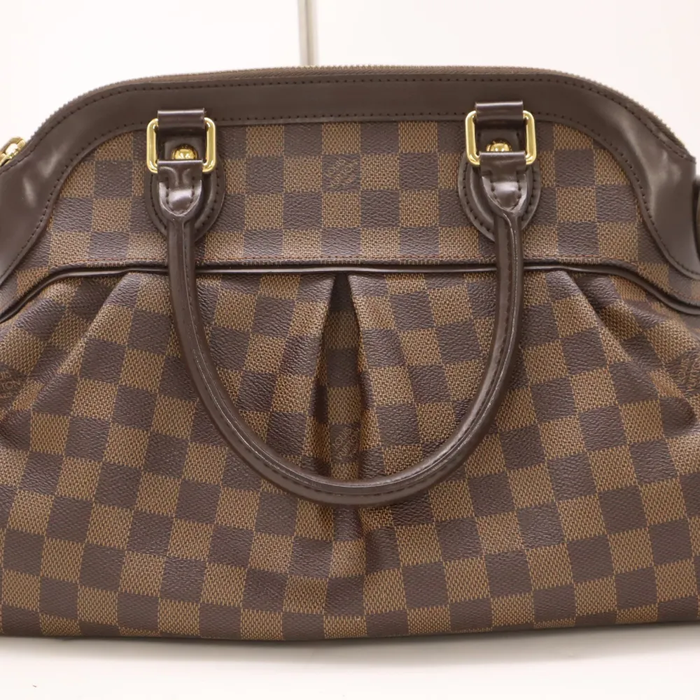 Louis Vuitton Damier EbeneTrevi PM in excellent condition rigorously inspected to ensure quality. . Väskor.