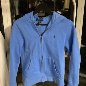 Blå hoodie från Ralph Lauren - Säljer denna snygga blåa hoodie från Ralph Lauren köpt från NK Göteborg.Perfekt Hoodie om du vill ha något snyggt och simpelt  Skick 8/10
