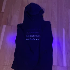 PeakPerformence hoodie - Säljer en peak performance hoodie då den är för liten knappt använt och i sprillans nytt skick 