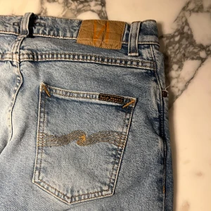 Nudie jeans  - Säljer mina ljusblåa nudie jeans, andvänt fåtal gånger. Model är grim tim, alltså slim. Storlek är 28/28