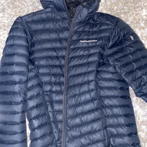 Peak jacka  - Storlek S, säljer då den inte används längre.  Skick 10/10 inga flaws som jag har märkt hittills iallafall, därav priset😊