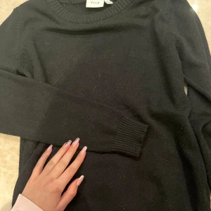 Jättefin stickad tröja från Vila - Jättefin stickad tröja från Vila. Bra skick, endast använd ett fåtal gånger💕💕💕
