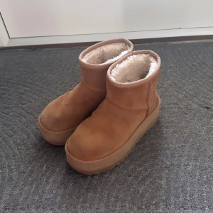Uggs med platform  - Säljer ett par höga uggs i strl 38 i väldigt  använd skick 🌸