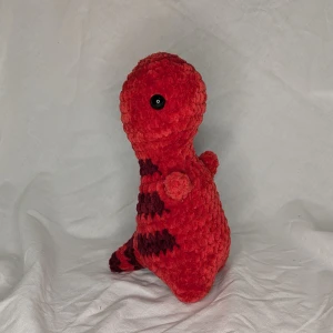 Virkad trex🦖 - Höjd: 20cm Bred: 11cm Det är en egenvirkad trex som är gjord på fluffigt garn som är 100% polyester 