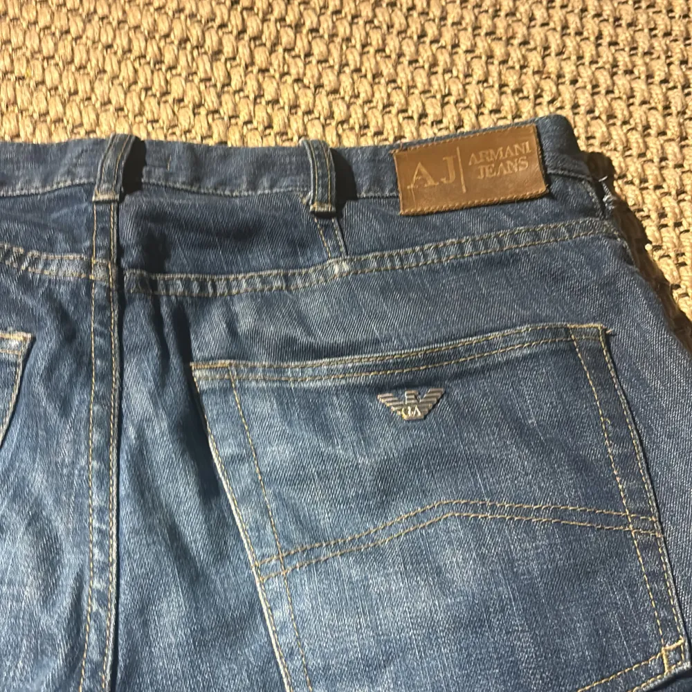 Mörkblå Armani jeans, regular fit och storlek 33, bra sckik och minimala tecken på användning, pris är diskuterbart!. Jeans & Byxor.