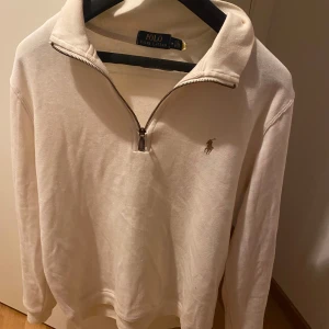  Ralph Laurent zip - Riktigt fin Ralph Laurent tröja   Färg: benvit ä. Skick: mycket bra!/knappst använd. Storlek: M  Pris:400kr  Skriv gärna för fler frågor!💯