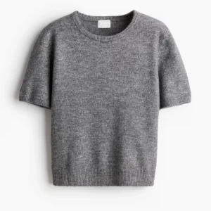 Stickad t shirt - Säljer dena populära finstickade tröjan från Hm, slut i nästan alla storlekar. Den är aldrig använd å har bara hängt därför säljer jag den💗