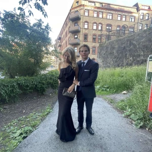 Balklänning  - Säljer denna jättefina klänning som jag hade på min bal, endast använd 1 gång köpt för ungefär 2500kr 