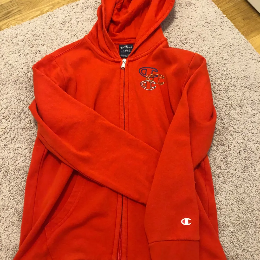 Säljer denna hoodie med dragkedja. Den är knappast använd så den ser väldigt ny ut. Den är dock i storlek large men passar som S och M. Priset går såklart att sänkas. Hoodies.