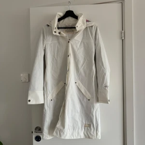 Odd Molly regnjacka  - Hej,  Säljer min odd Molly regnjacka i storlek XS. Finns lite märke vid kragen annars är den i bra skick. Säljer den för 100kr.  Kan hämtas i Mölndal/Götebrog 