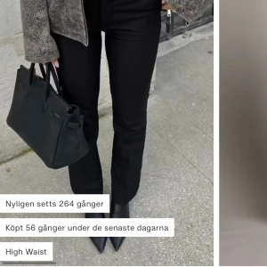 Bikbok kostymbyxor  - Säljer dessa kostymbyxor från Bikbok i modellen Wilma. De är i storlek 40 och är använda en gång då de är för stora för mig och också därför jag säljer de! Nypris 499