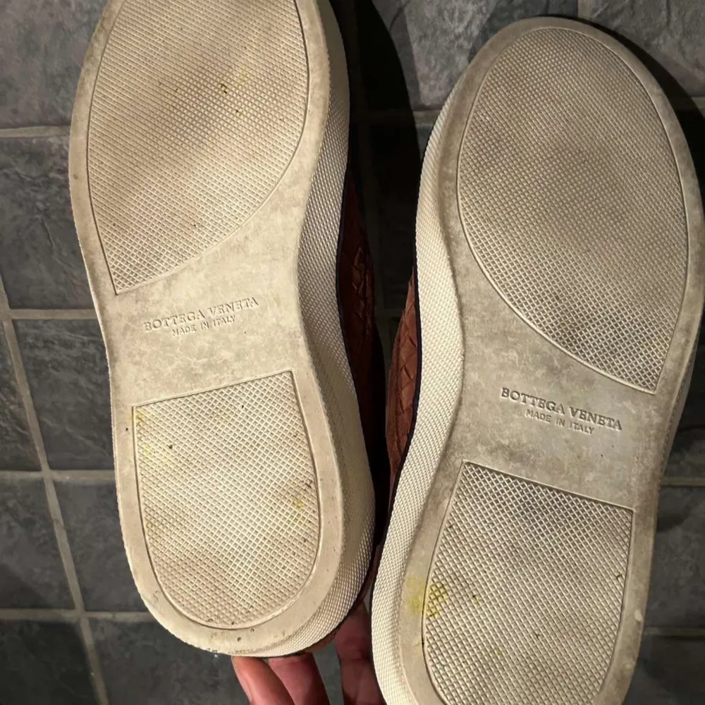 Nu säljer jag mina bottega slip ons! Skorna är i nyskick och inga defekter utom några creases. Putsar såklart upp dom innan frakt. [Köpta ca 7000 och säljs nu vidare för ynka priset på 1499:-] Inget og medkommer. . Skor.