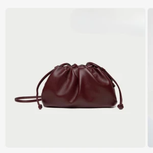 Väska - Säljer denna helt oanvända vinröda väska. Prislapp kvar 💕