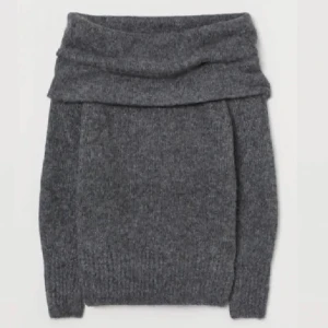 Offshoulder stickad - Säljer då den är lite stor och inte kommit till användning, bra skick, pris kan diskuteras💞
