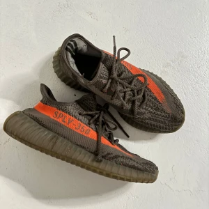 Yeezy  - Några år på nacken, lite tilltryckta då dem legat i garderoben några år och inte används, storlek 40 men passar även 39