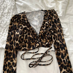 Leopardfärgad topp - Enbart testad en gång men super fin topp i leopard tyg. Med krogbranschen i midjan/ryggen. 