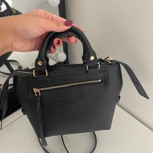 Väska från H&M - Liten väska med dragkedjor