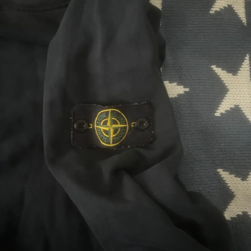 Långärmad stone island tröja, inga skador på den eller trasig. Tröjor & Koftor.