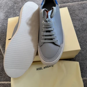 Arigato skor - Hej! Jag säljer mina Arigato skor som jag fick till födelsedag. Som inte passar mig. Kvitto finns tyvärr inte men lådan allt ingår. Dom är helt nya aldrig använda endast testade. 