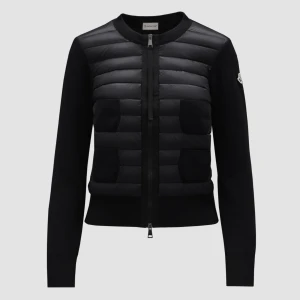 Moncler cardigan  - INTRESSEKOLL på min moncler PADDED WOOL CARDIGAN 🩷inga slitage fråga om mer bilder 
