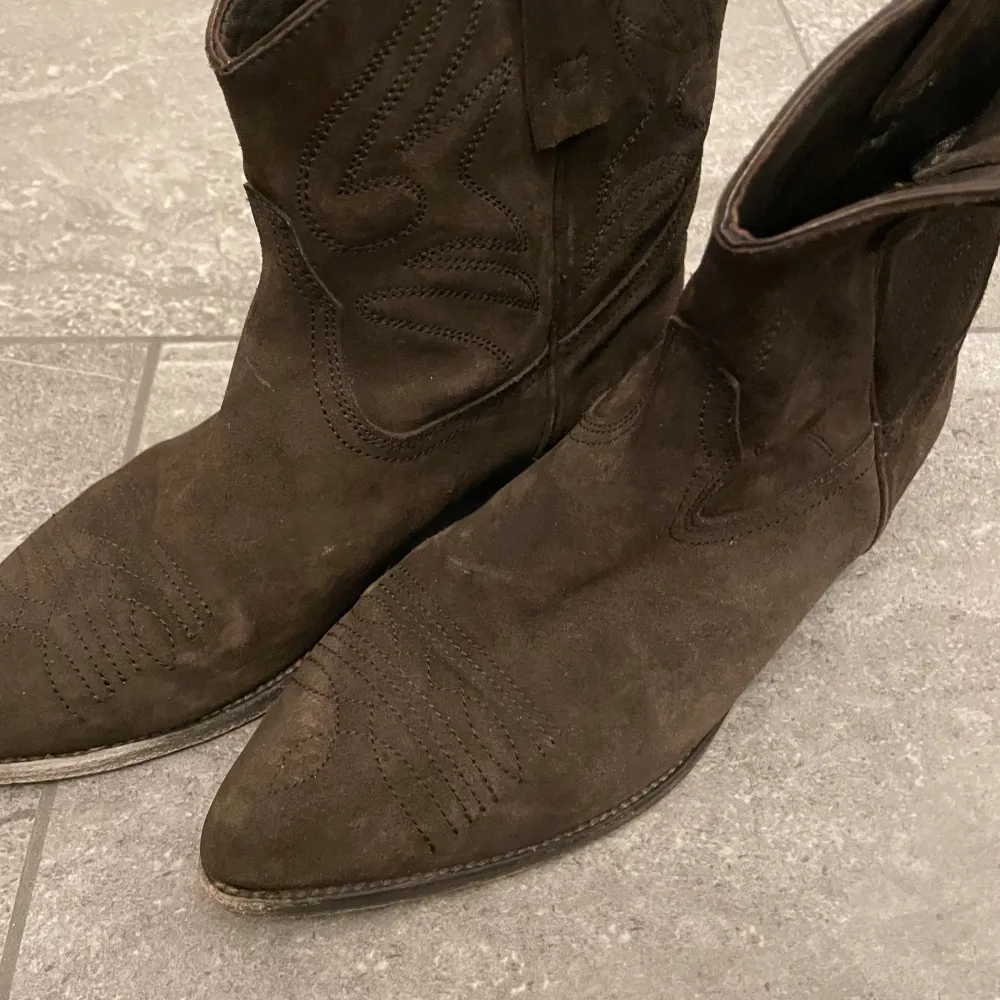 Cowboyboots från danska märket CLOSED. Sulan sliten men går ju att byta på skomakare. Nypris ca 1500kr. Skor.