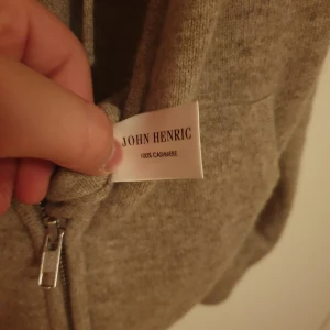 John henric kashmir hel zip - Kahsmir zip, I jätte bra skick, användes 3/4 gånger väldigt bekväm.