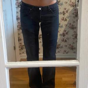 Slutsålda jeans från H&M i modellen Low bootcut storlek 38 men passar mig som vanligtvis har storlek 36. Bra skick men använda.