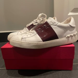 Valentino skor  - Super snygga valentino skor! Väl använda men gott skick, kartong mm medföljer! Fler bilder privat 🤗