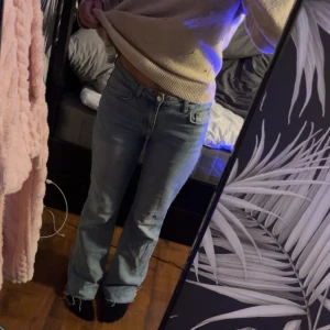Gina jeans  - Blåa jeans från Gina tricot, mid waist och bootcut. Köpt för ca 400-500 kr. Innerbenslängd: ca 82 cm, midjemått: ca 76 cm ❤️ passar bra på mig som är 175 cm