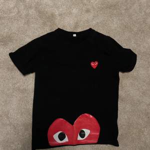 comme des garçons t-shirt i svart storlek: xs 