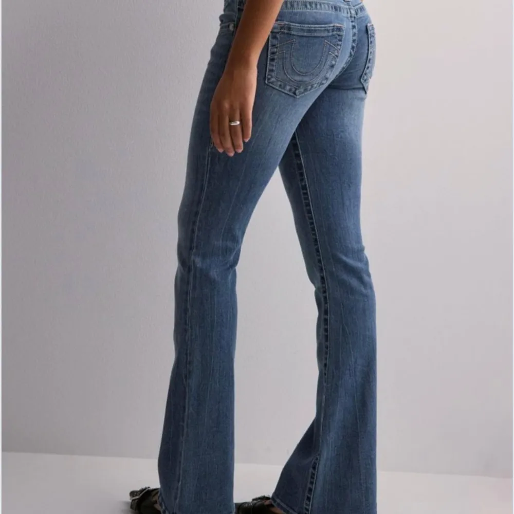 Säljer dessa jeans från true religion då jag inte tyckte de passade mig. Jag har endast använt jeansen 1 gång. Kan gå ner i pris vid snabb affär!! Skriv för egna bilder💗. Jeans & Byxor.