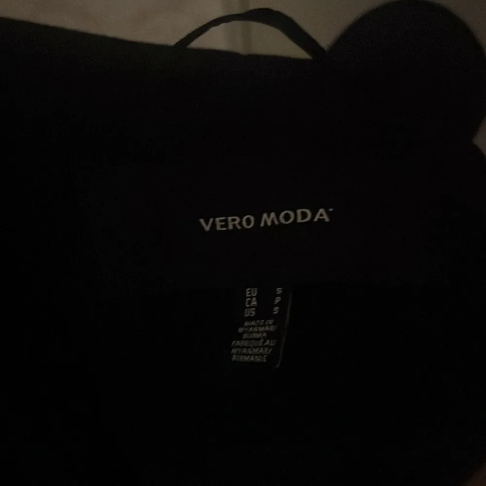 Svart kort kappa från vero moda💓Perfekt till höst och har även ett band med som man kan knyta i midjan! Har knappt haft den i en månad så den är i nyskick, därav högre pris men skicka prisföslag!. Jackor.