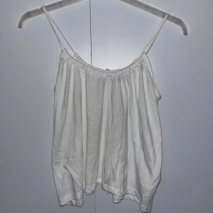 Vitt linne - BikBok - Använd fåtal gånger. Normal i storleken. 