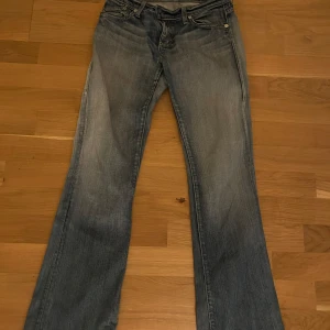 Lågmidjade utsvängda jeans  - dem är super fina men har haft hål där bak som är sydda o lappade.
