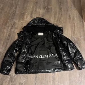 Calvin Klein jacka  - En snygg och trendig jacka från Calvin Klein. Köpt förra hösten och är måttligt använd och i fint skick. I storlek s men passar xs. Ny pris runt 2000kr