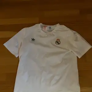 Adidas Real Madrid t shirt i strl. S använd fåtal gånger, mycket bra skick i bomull. Köparen står för frakten. 