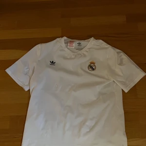 Adidas Real Madrid T-shirt strl. S  - Adidas Real Madrid t shirt i strl. S använd fåtal gånger, mycket bra skick i bomull. Köparen står för frakten. 