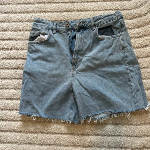 stradivarius jeansshorts - Jeansshorts. Bilden ger ingen rättvisa, lite skrynklig pga nytvättade. 