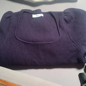 Stickad tröja med lite puff ärm  - Obetydlig använd stickad tröja med puffärm lila/blå storlek m Köparen betalar frakten 