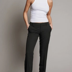 Kostymbyxor  - Knappt använda, säljer eftersom jag köpte andra. Dom är uppsprättade så dem är längre💕