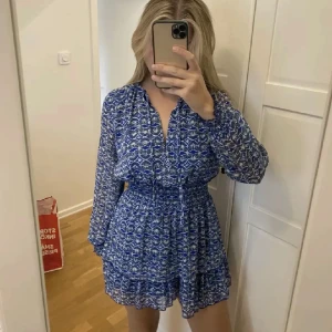 Zara klänning - Säljer denna klänning från zara i strl S då den aldrig kommer till användning