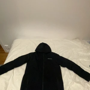 Peak performance jacka - Hej säljer en peak jacka i väldigt fint skick storlek 170 skulle passa nån som är 175.
