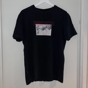 Sweet Sktbs T-shirt - Svart Sweet Sktbs tisha. Nött grafiskt tryck på framsidan som ger en vintage look