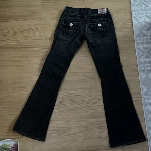 Lågmidjade bootcut jeans från true religion💗 - Superfint skick, knappt använda. Storlek 25 säljer eftersom att de är för små och inte min stil längre❤️
