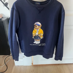 Ralph lauren - Tjena säljer denna extremt snygga mörkblåa Ralph lauren tröjan. Den är i riktigt bra skick. Cond 10/10